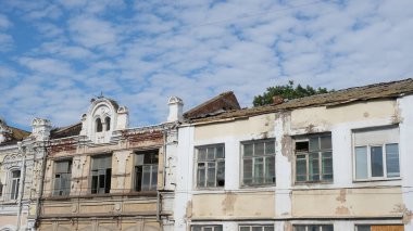 Binanın dış görünüşünün ayrıntıları ve unsurları.