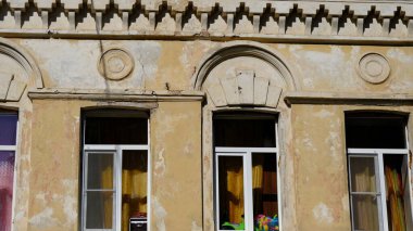 Binanın dış görünüşünün ayrıntıları ve unsurları.