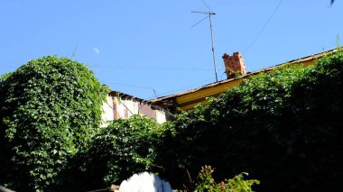 Binanın dış görünüşünün ayrıntıları ve unsurları.