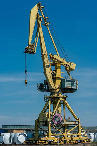 Dockside kranen in de industriële haven van Rostock — Stockfoto