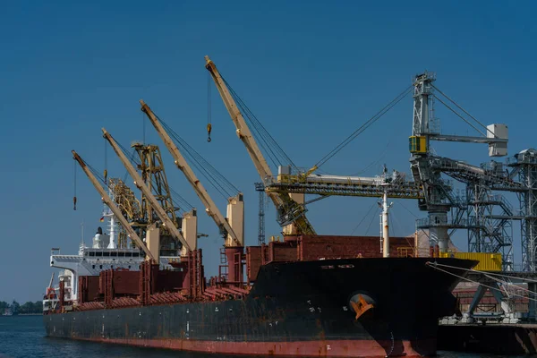 Dermaga derek di pelabuhan industri di Rostock — Stok Foto