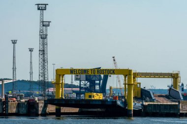 Rostock sanayi limanında dockside vinçler