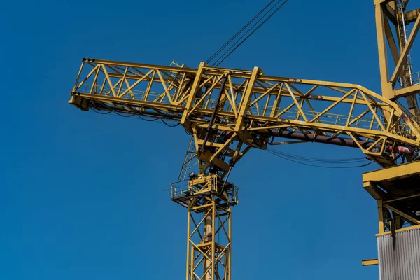 Gru portuali presso il porto industriale di Rostock — Foto Stock