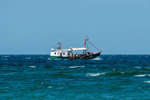 Fischtrawler auf der Ostsee an einem sonnigen Tag — Stockfoto