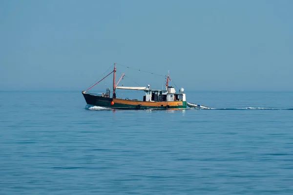 Fischtrawler auf der Ostsee an einem sonnigen Tag — Stockfoto