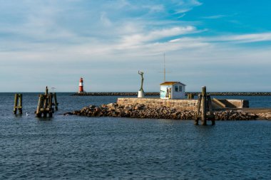 arka planda kırmızı işaret ile Warnemuende orta iskele