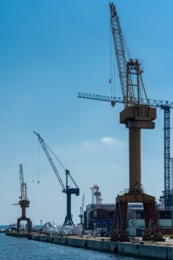 Rostock sanayi limanında dockside vinçler