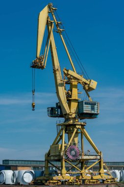 Rostock sanayi limanında dockside vinçler