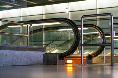 Berlin metro istasyonunda bir yürüyen merdiven alışılmadık detay