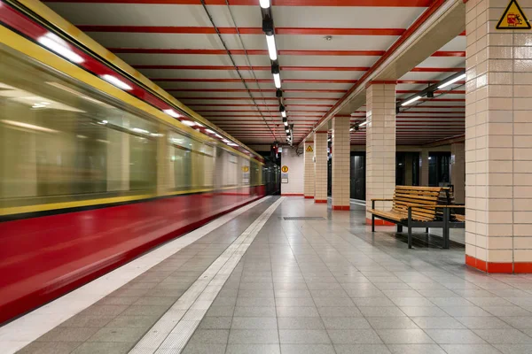 Neobvyklý výhled na podzemní nádraží v Berlíně Nordbahnhof — Stock fotografie