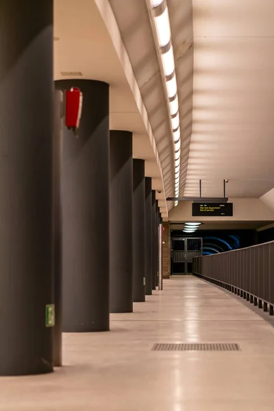 Visão incomum de colunas na plataforma de Berlim metro st — Fotografia de Stock