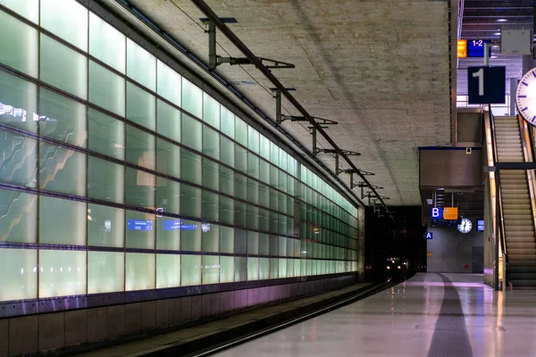 Neobvyklý výhled na Osvětlený světelný panel, v němž Berlín poddaný — Stock fotografie