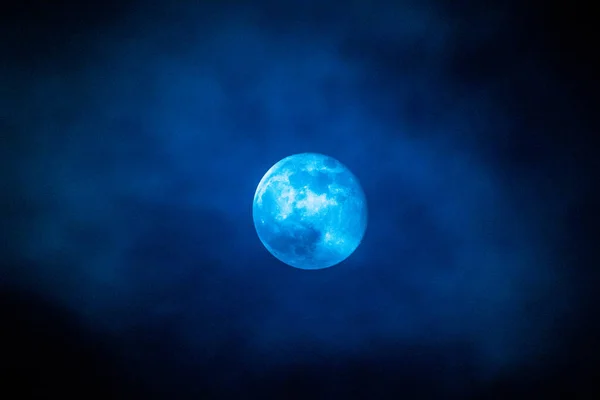 A blue full moon with clouds in february 2019 — Stock Photo, Image