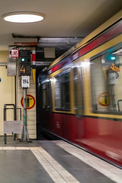 Nordbahnhof, Berlin, Tyskland-07 juli 2019: ett tåg som lämnar — Stockfoto