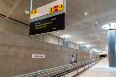 Berlin, Almanya-Temmuz 07, 2019: Platform 2 metro istasyonunda 