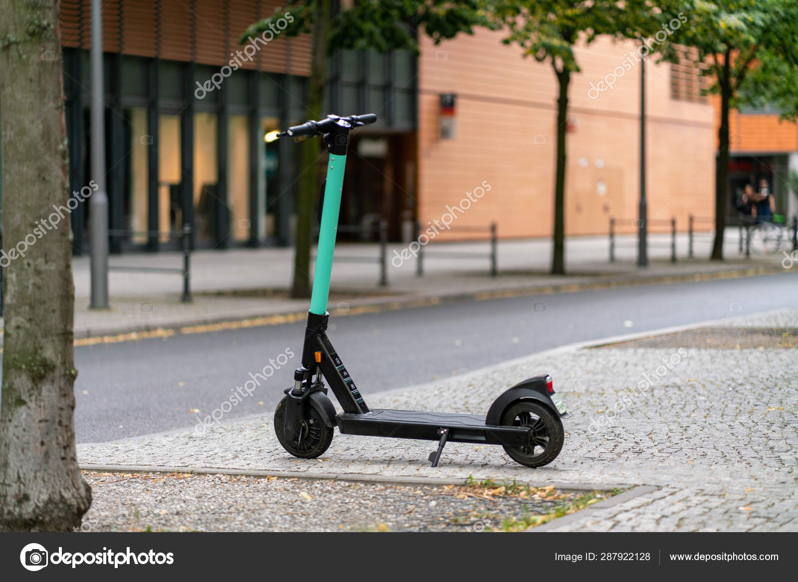 Berlin, Germany - july 07, 2019: green e parked under – Stock Editorial Photo © TeleMakro