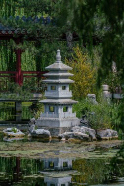 Bir gölde Pagoda bahçe heykeli 