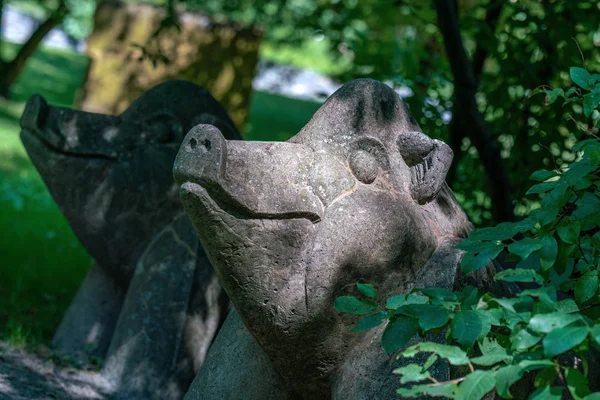 Berlin-Marzahn, Germany- 18 Juli 2019: Patung batu boa — Stok Foto