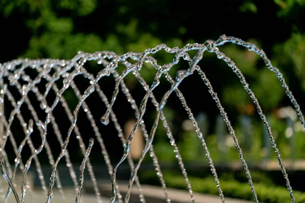 Acqua spruzzante di una fontana con gocce d'acqua dettagliate — Foto Stock