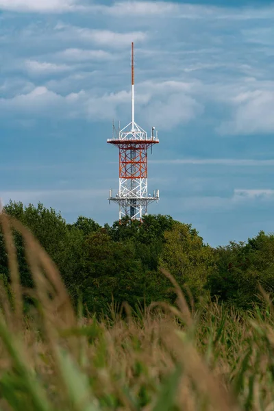 Berlino, Germania - 17 agosto 2019: la torre radio rossa e bianca — Foto Stock