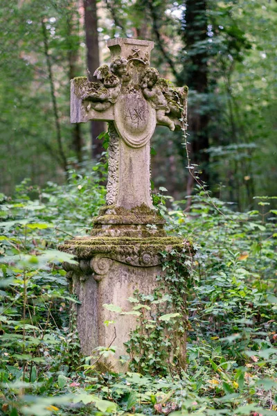 2つのケルブで飾られ、機知に覆われた石の十字架の墓石 — ストック写真