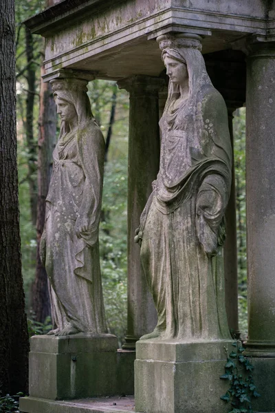 Steinstatue einer trauernden Frau als Dekoration auf einem Friedhof — Stockfoto