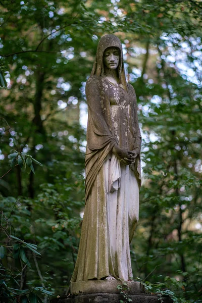 Stone statue of a mourning woman as decoration on a graveyard — 图库照片