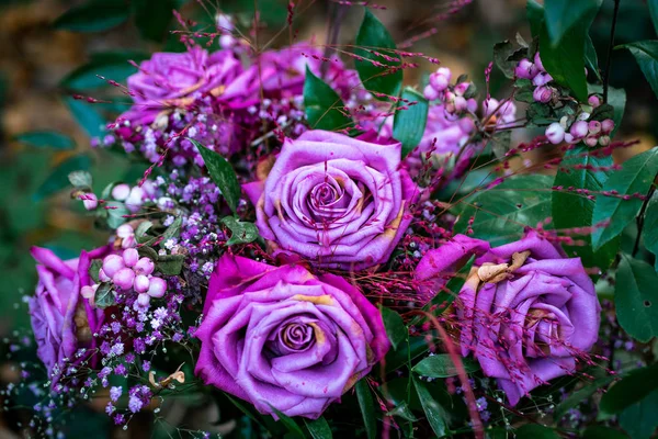 Gyönyörű virágcsokor kék és lila rózsából — Stock Fotó
