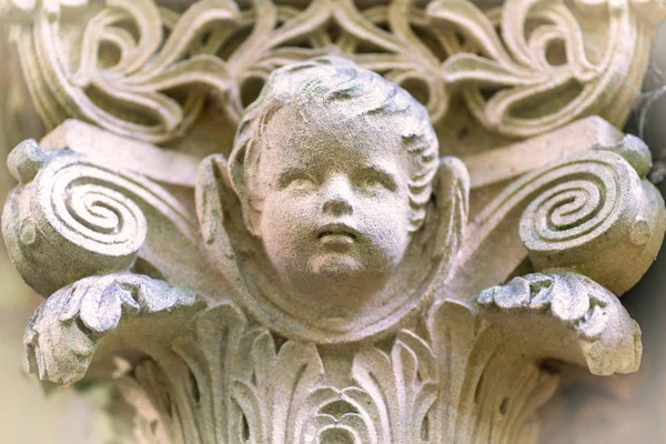 Détail d'une colonne de tombeau sur un cimetière tête sculptée d'un lit — Photo