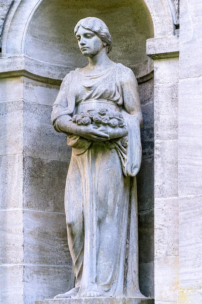 Estatua de piedra de una mujer de luto como decoración en un cementerio — Foto de Stock