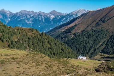Gönderen Vadisi 'ne ve Adolf Pichler dağ kulübesine bakın. 
