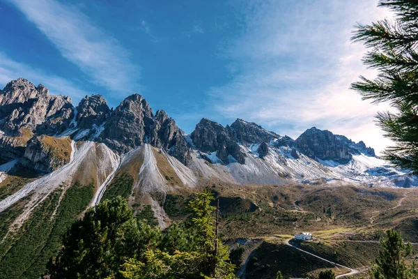 Vue sur la vallée des Senders et la cabane de montagne Adolf Pichler près de — Photo