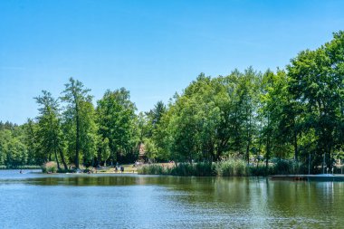 Krummersee, Bestensee, Almanya - 1 Haziran 2020: Sıcak bir yaz gününde Krummersee 'de yıkanan çocuklar ve aileler