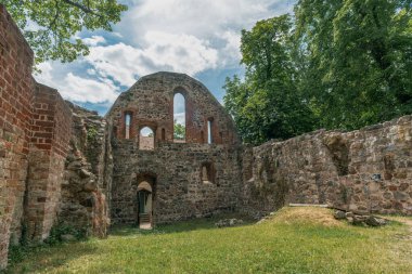 Brandenburg, Almanya 'daki tarihi Lindow manastırının kalıntıları