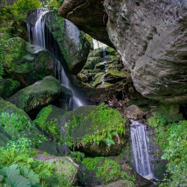 Lichtenhainer şelalesi, Bad Schandau yakınlarındaki Kirnitzsch vadisinde Almanya 'daki Sakson İsviçre Ulusal Parkı' nda.