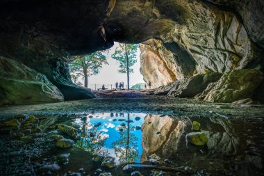 Almanya 'daki Sakson İsviçre Ulusal Parkı' nda Bad Schandau yakınlarında ünlü Kuhstall kaya oluşumu