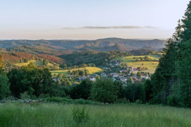 Saupsdorf köyü boyunca Wachberg dağından gün batımında Saxon İsviçre 'nin manzarası