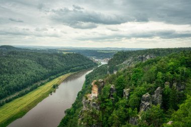 Saxon İsviçre 'deki Bastei kumtaşı dağlarından Elbe nehrinin manzarası bulutlu bir yaz gününde
