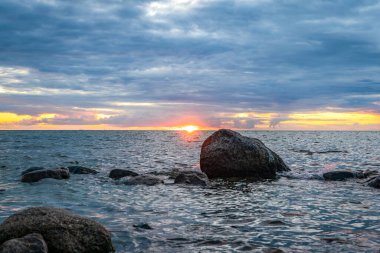 Alman Adası Poel 'de Baltık Denizi' nin üzerinde sakin bir günbatımı.