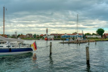 Mecklenburg 'daki Poel adasındaki Timmendorf limanında gemi ve deniz feneri.