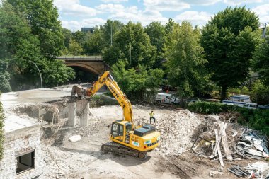 Berlin, Almanya - 13 Temmuz 2020: Berlin 'de sarı bir kazıcının bir evi yıktığı bir inşaat sahası