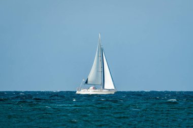 Ruegen adası yakınlarındaki Baltık Denizi 'nin dalgalarında beyaz yelkenli.