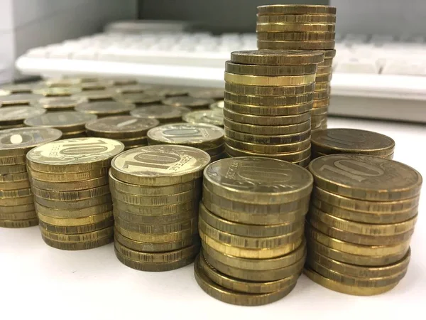 Ruské deset rubových mincí na pozadí. — Stock fotografie