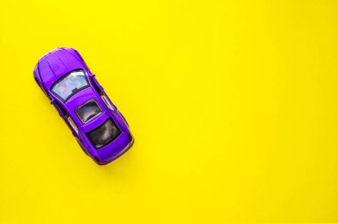 metin alanı ile sarı arka planda araba oyuncak menekşe modeli.
