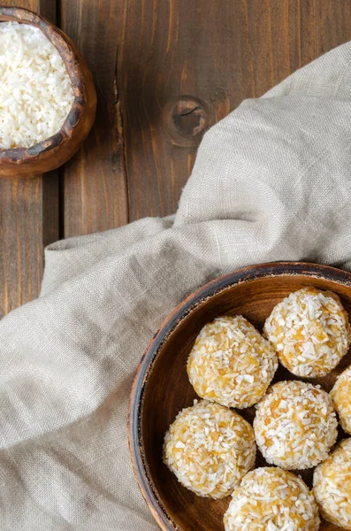 Nutrition for athletes healthy snack. homemade healthy energy balls made from natural ingredients of dried oatmeal honey dried fruit nuts in coconut flakes without sugar on ceramic plate ingredients. — Stock Photo, Image