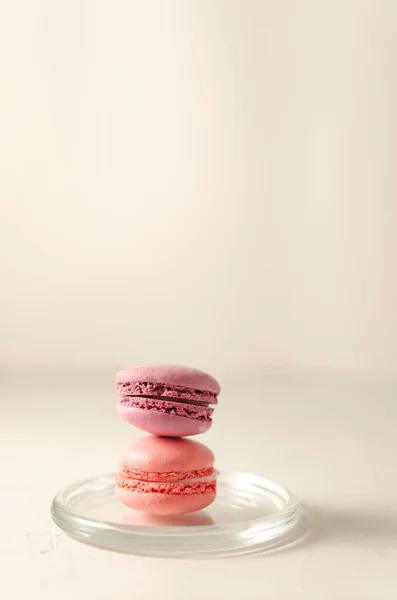 Colorful appetizing macaroons on a glass plate. copy space — Stock Photo, Image