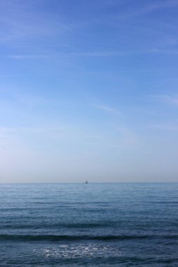 Toskana kıyısındaki iyon denizinde gemiler