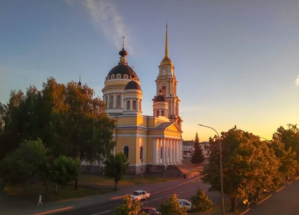 Ryska kyrkan i strålar av en magnifik solnedgång — Stockfoto