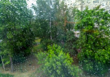 Pencere camında yağmur damlaları