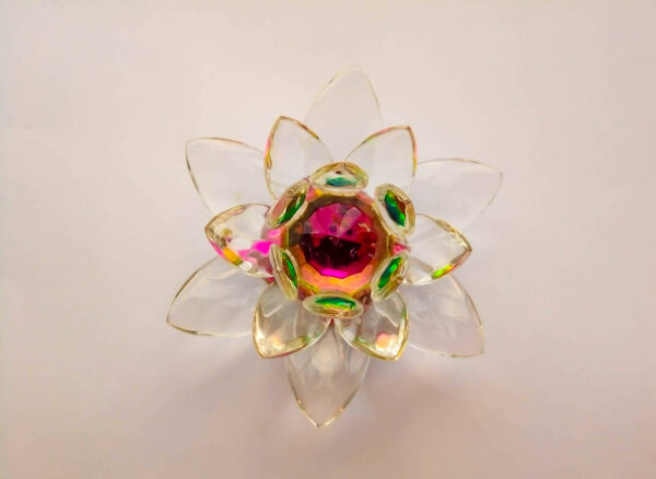 стеклянный лотос на белом фоне
